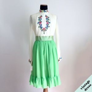 VINTAGE 60's Green Embroidered Floral Dress